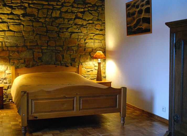 Speelplaats met schommel bij Gites d'Ogne vakantiehuis in Sprimont-Ogne, Ardennen, omgeven door natuur en bomen.