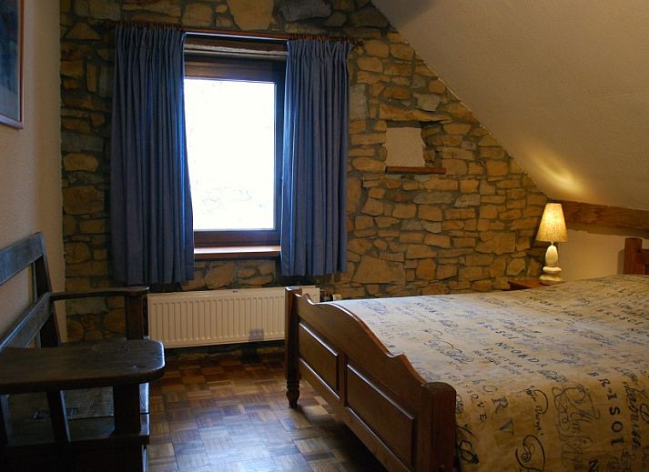 Speelplaats met schommel bij Gites d'Ogne vakantiehuis in Sprimont-Ogne, Ardennen, omgeven door natuur en bomen.
