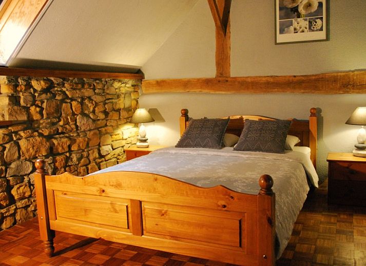 Picknicktafels in de tuin van Gites d'Ogne vakantiehuis in Sprimont-Ogne, Ardennen, ideaal voor buitenmaaltijden.