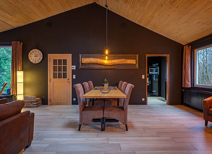 A LOREE DU BOIS Ferienhaus in Ferrieres, Ardennen, schoenes Aeusseres mit Natursteindetails und waldreicher Umgebung.