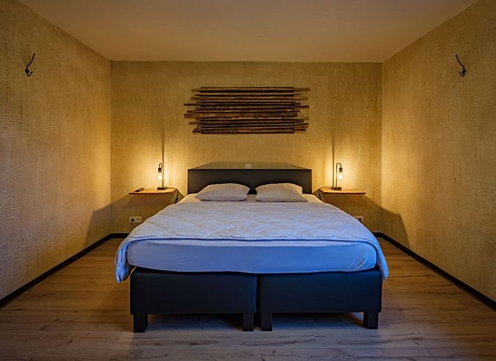 Gemuetliches Wohnzimmer in A LOREE DU BOIS, Ferrieres, Ardennen, mit Holzdecke und stimmungsvoller Beleuchtung.