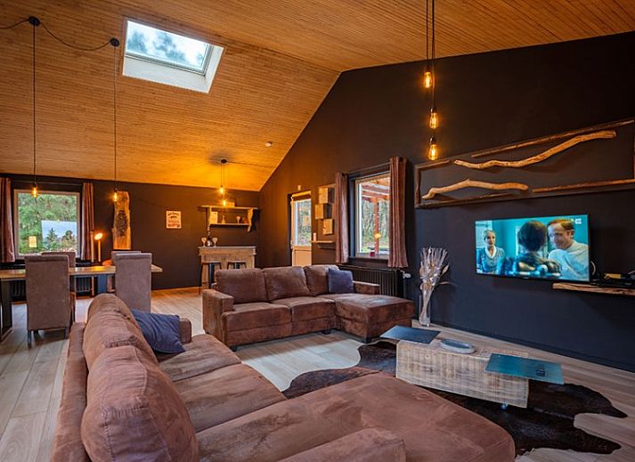 Esszimmer im Ferienhaus A LOREE DU BOIS, Ferrieres, Ardennen, mit modernem Holztisch und bequemen Stuehlen.