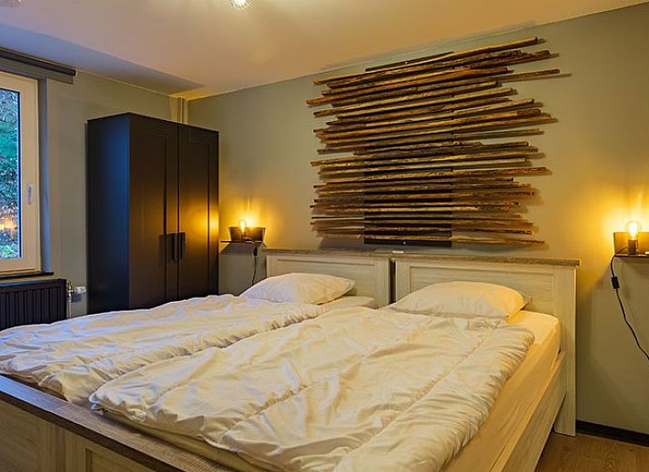 Esszimmer im Ferienhaus A LOREE DU BOIS, Ferrieres, Ardennen, mit modernem Holztisch und bequemen Stuehlen.