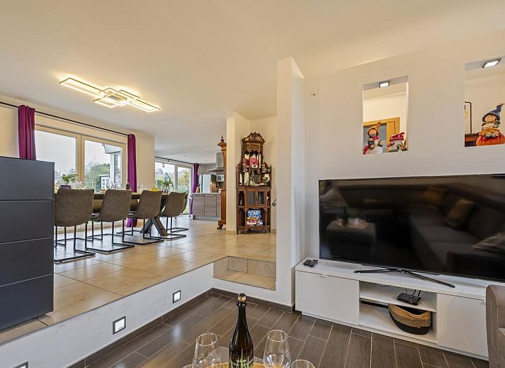 Verkwikkend uitzicht vanuit de jacuzzi bij Residence Supreme in de groene Ardennen, Marchin, Belgie.