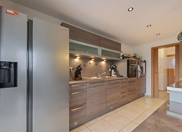 Gezellige woonkamer van Residence Supreme vakantiehuis in Marchin, Ardennen, met comfortabele zithoek.
