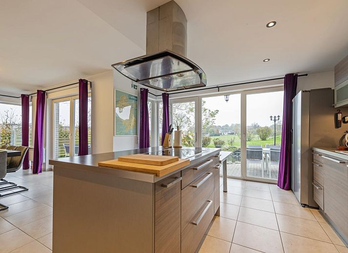 Gezellige woonkamer van Residence Supreme vakantiehuis in Marchin, Ardennen, met comfortabele zithoek.
