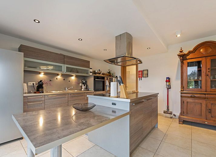 Gezellige woonkamer van Residence Supreme vakantiehuis in Marchin, Ardennen, met comfortabele zithoek.