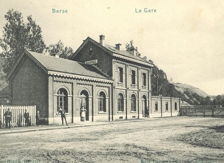 Sonnige Terrasse im Ferienhaus La Gare de Barse in Marchin, Ardennen, mit Gartenmoebeln aus Holz.