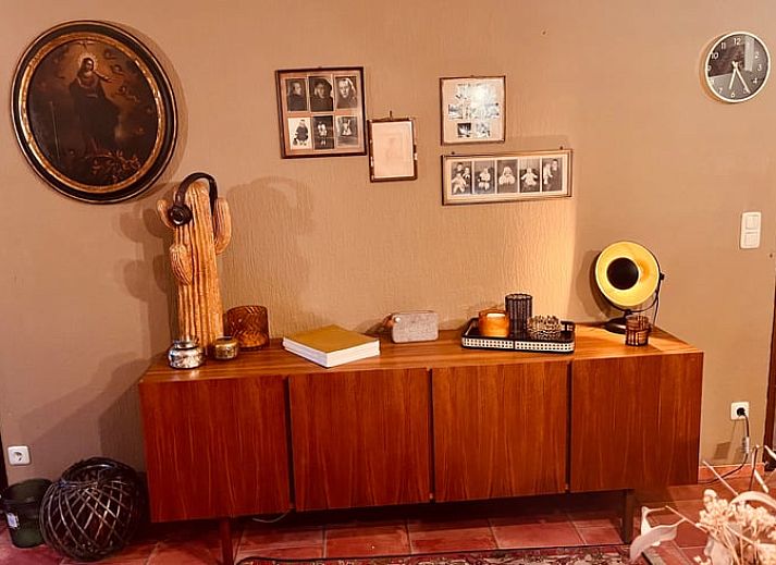 Cozy dining area in Cottage in Kelmis, vacation accommodation in Kelmis, Ardennes, Belgium, overlooking the garden.