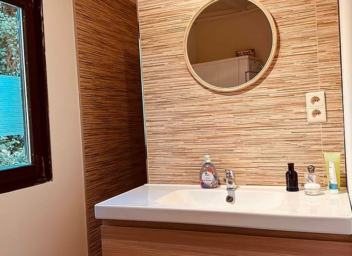 Cozy dining area in Cottage in Kelmis, vacation accommodation in Kelmis, Ardennes, Belgium, overlooking the garden.