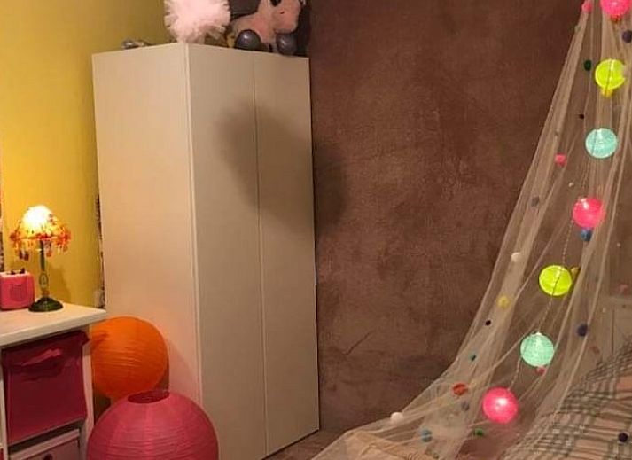 Cozy dining area in Cottage in Kelmis, vacation accommodation in Kelmis, Ardennes, Belgium, overlooking the garden.