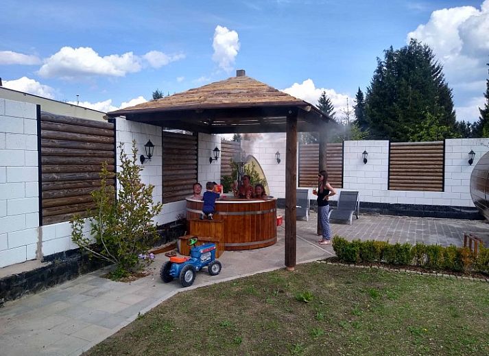 ArdennerHof Ferienhaus in Amel, Ardennen bei Sonnenuntergang mit stimmungsvoll beleuchteter Terrasse.