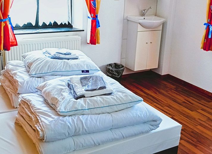 ArdennerHof Ferienhaus in Amel, Ardennen bei Sonnenuntergang mit stimmungsvoll beleuchteter Terrasse.