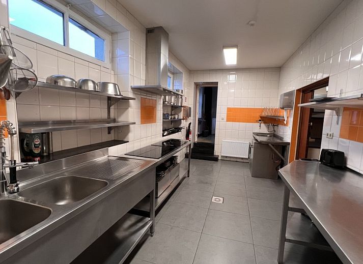 Entspannen Sie sich im Whirlpool des ArdennerHofs, Ferienhaus in Amel, Ardennen, mit einem Getraenk in der Hand.