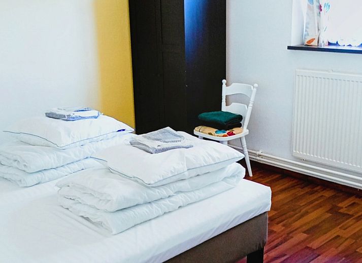 Entspannen Sie sich im Whirlpool des ArdennerHofs, Ferienhaus in Amel, Ardennen, mit einem Getraenk in der Hand.