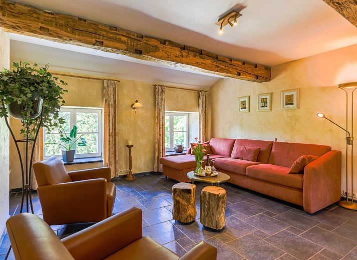 Ferienhaus ARD198 in Aywaille, Ardennen, Belgien, umgeben von ueppiger Natur und einem charmanten Innenhof.