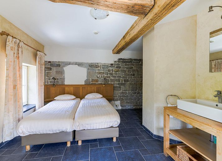 Ferienhaus ARD198 in Aywaille, Ardennen, Belgien, umgeben von ueppiger Natur und einem charmanten Innenhof.