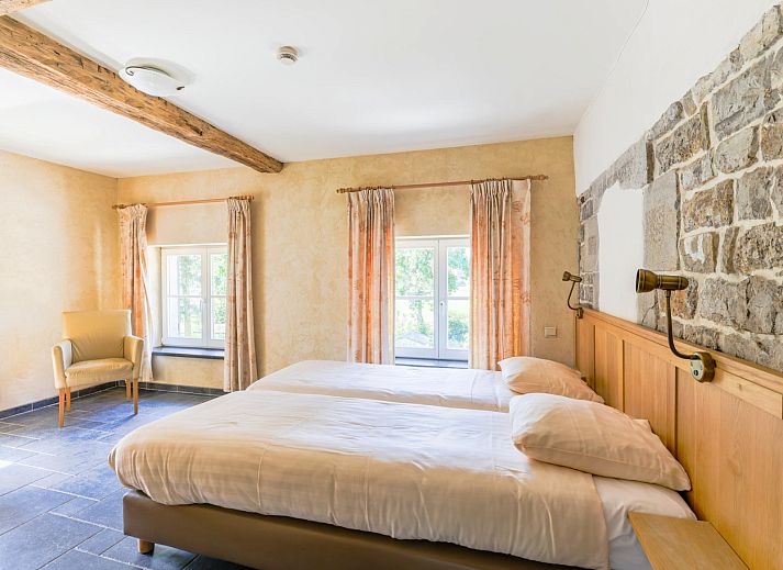 Gemuetliches Schlafzimmer im Ferienhaus ARD198, Aywaille, Ardennen, Belgien, mit rustikalen Holzbalken und viel Tageslicht.