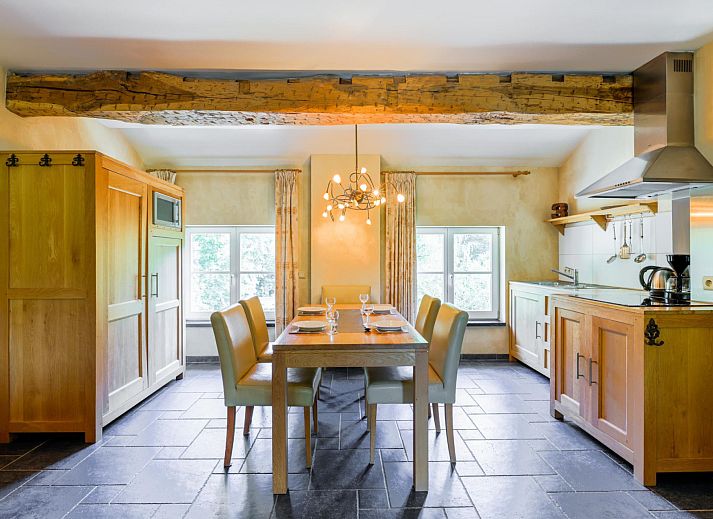 Gemuetliche Essecke im Ferienhaus ARD198, Aywaille, Ardennen, mit Holzbalken und moderner Kueche, ideal fuer einen entspannten Aufenthalt.