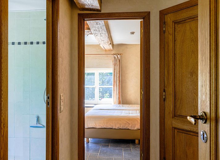 Gemuetliche Essecke im Ferienhaus ARD198, Aywaille, Ardennen, mit Holzbalken und moderner Kueche, ideal fuer einen entspannten Aufenthalt.