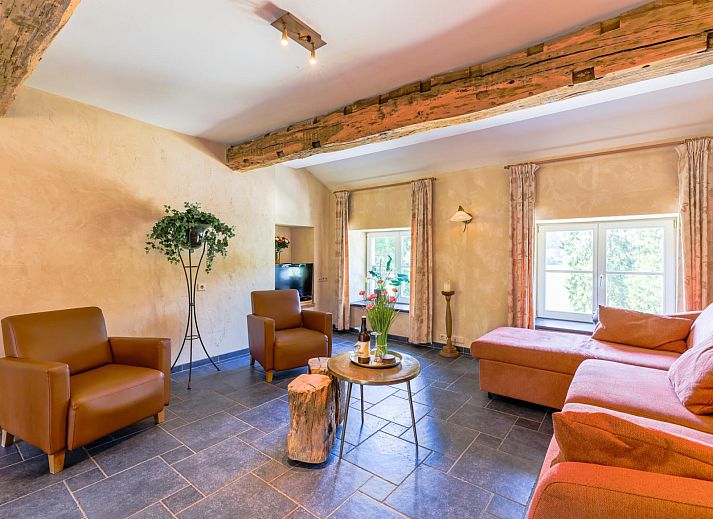 Gemuetliche Essecke im Ferienhaus ARD198, Aywaille, Ardennen, mit Holzbalken und moderner Kueche, ideal fuer einen entspannten Aufenthalt.