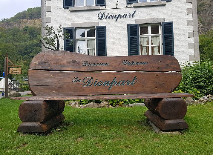 Attraktives Schlafzimmer im Ferienhaus ARD198, Aywaille, Ardennen, Belgien mit rustikaler Steinmauer und Blick auf die gruene Umgebung.