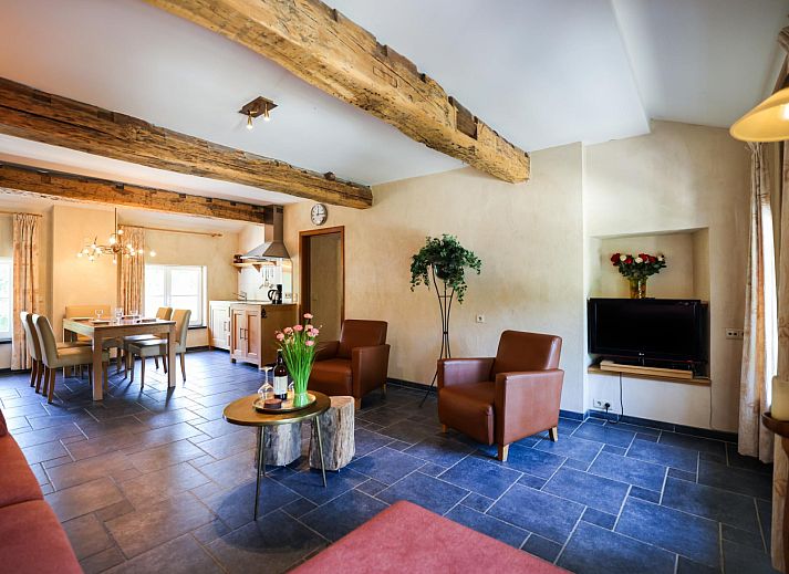 Attraktives Schlafzimmer im Ferienhaus ARD198, Aywaille, Ardennen, Belgien mit rustikaler Steinmauer und Blick auf die gruene Umgebung.