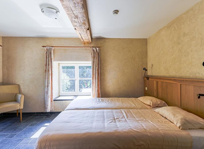 Gemuetliche Essecke im Ferienhaus ARD198, Aywaille, Ardennen, mit Holzbalken und moderner Kueche.