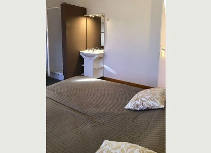 Geniet van het binnenzwembad in Huisje in Stoumont, een vakantiehuis in de Ardennen, Luik, Belgie, voor ultieme ontspanning.