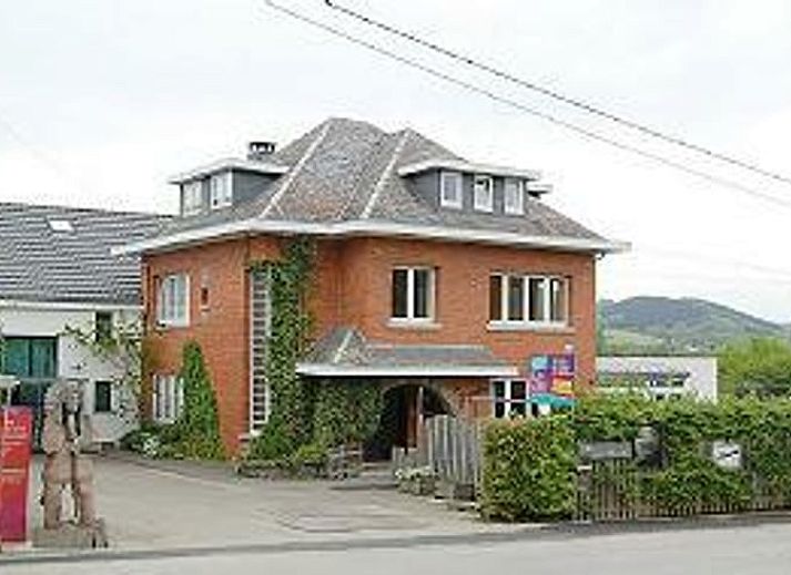 Geniet van het binnenzwembad in Huisje in Stoumont, een vakantiehuis in de Ardennen, Luik, Belgie, voor ultieme ontspanning.