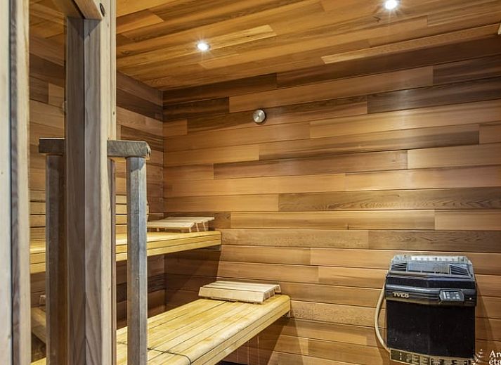 Ontspan in het binnenzwembad van Huisje in Stoumont, een vakantiehuis in de prachtige Ardennen, Luik, Belgie.