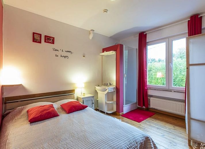 Ontspan in het binnenzwembad van Huisje in Stoumont, een vakantiehuis in de prachtige Ardennen, Luik, Belgie.