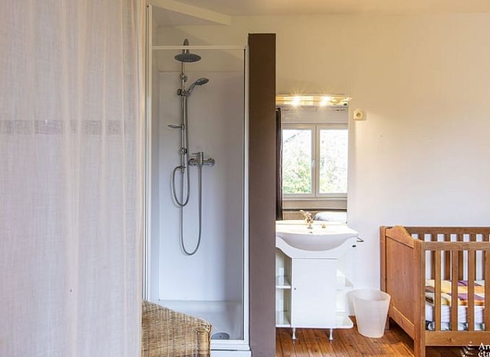 Comfortabele badkamer in Huisje in Stoumont, vakantiehuis in de Ardennen, Luik, Belgie met moderne voorzieningen.