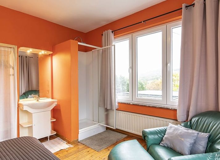 Comfortabele badkamer in Huisje in Stoumont, vakantiehuis in de Ardennen, Luik, Belgie met moderne voorzieningen.