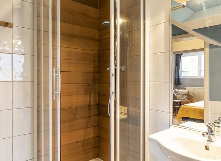 Comfortabele badkamer in Huisje in Stoumont, vakantiehuis in de Ardennen, Luik, Belgie met moderne voorzieningen.