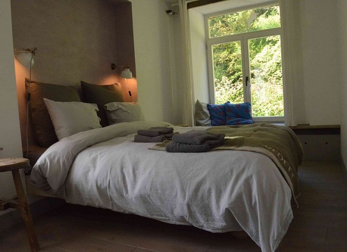 Gemuetliche Kueche mit Holzofen im Ferienhaus Le Reve du Sanglier, Les Forges, Ardennen, Luettich, Belgien.