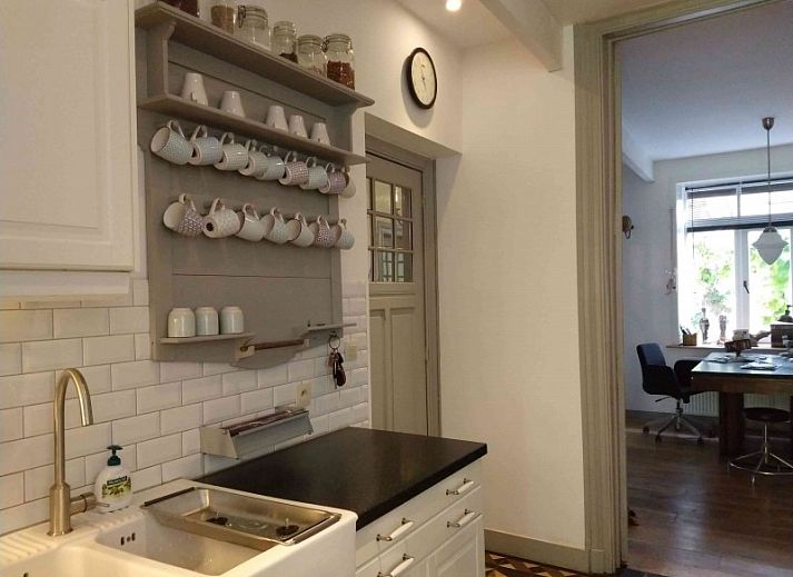 Gemuetliche Kueche mit Holzofen im Ferienhaus Le Reve du Sanglier, Les Forges, Ardennen, Luettich, Belgien.