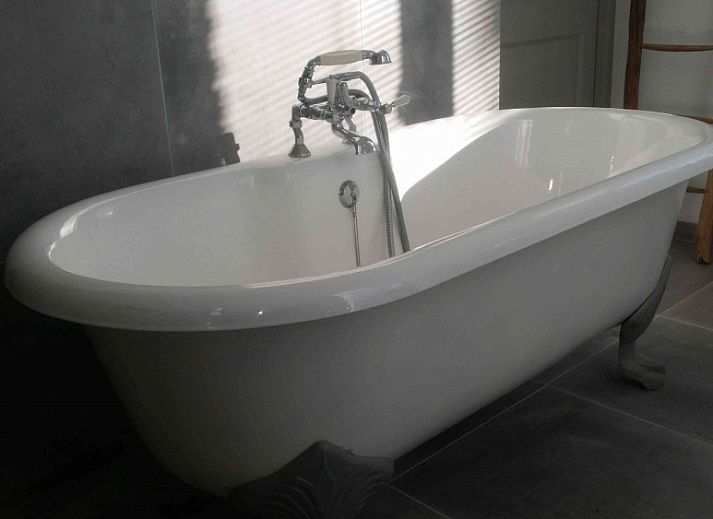 Gemuetliche Kueche mit Holzofen im Ferienhaus Le Reve du Sanglier, Les Forges, Ardennen, Luettich, Belgien.