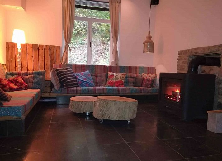Gemuetliche Kueche mit Holzofen im Ferienhaus Le Reve du Sanglier, Les Forges, Ardennen, Luettich, Belgien.