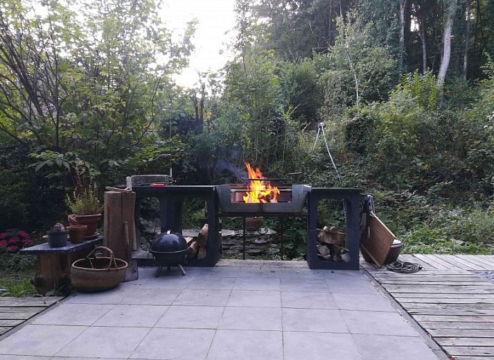 Gemuetliche Kueche mit Holzofen im Ferienhaus Le Reve du Sanglier, Les Forges, Ardennen, Luettich, Belgien.