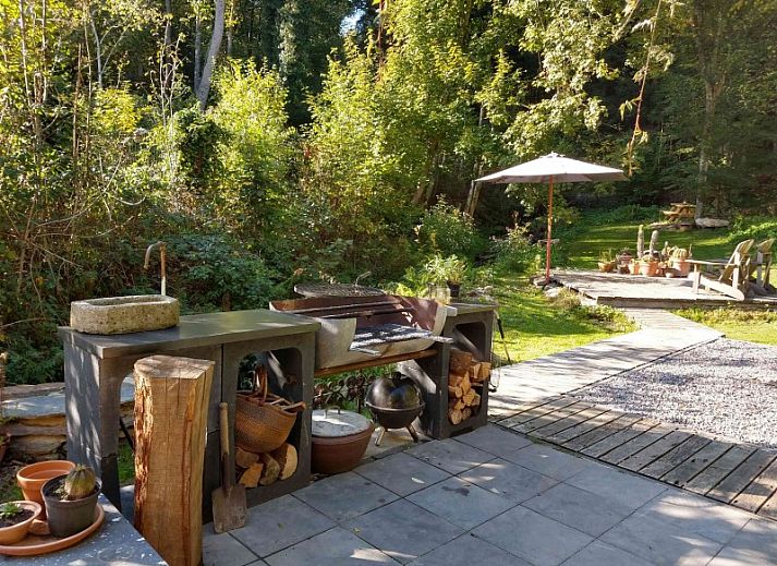 Stilvolle Bar mit Glaesern und Wasserhahn in Le Reve du Sanglier, Ferienhaus in Les Forges, Ardennen, Luettich, Belgien.