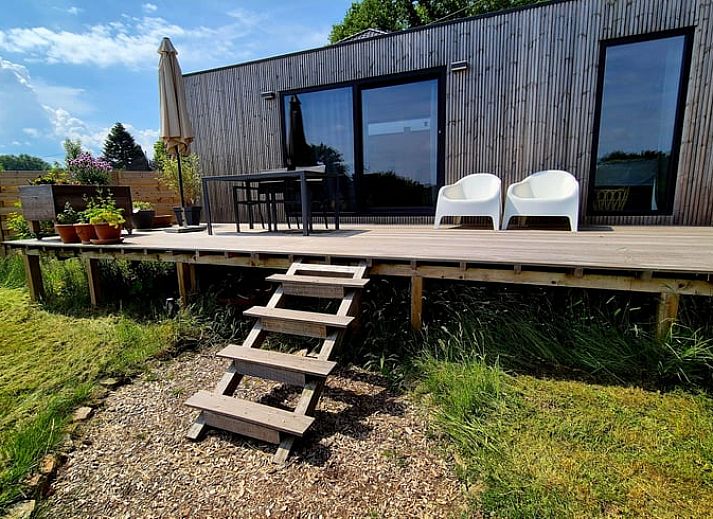 Ferienhaus in Eynatten mit Holzterrasse inmitten der Natur in den Ardennen, Luettich, Belgien.