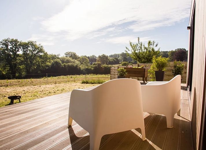Ferienhaus in Eynatten mit Holzterrasse inmitten der Natur in den Ardennen, Luettich, Belgien.