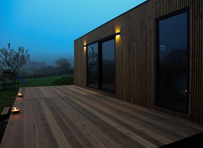 Ferienhaus in Eynatten mit Holzterrasse inmitten der Natur in den Ardennen, Luettich, Belgien.