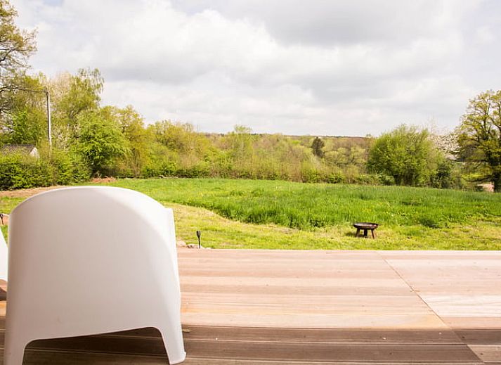 Terrasse des Ferienhauses in Eynatten mit Sitzecke, gelegen in den gruenen Ardennen, Luettich, Belgien.