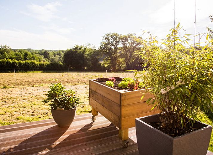 Terrasse des Ferienhauses in Eynatten mit Sitzecke, gelegen in den gruenen Ardennen, Luettich, Belgien.