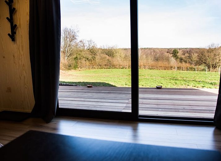 Terrasse des Ferienhauses in Eynatten mit Sitzecke, gelegen in den gruenen Ardennen, Luettich, Belgien.