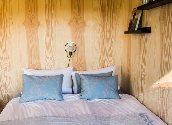 Beleuchteter Abend auf der Terrasse des Ferienhauses in Eynatten, mit Blick auf die ruhigen Ardennen, Luettich, Belgien.