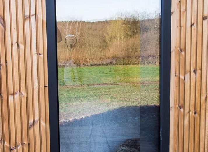 Beleuchteter Abend auf der Terrasse des Ferienhauses in Eynatten, mit Blick auf die ruhigen Ardennen, Luettich, Belgien.
