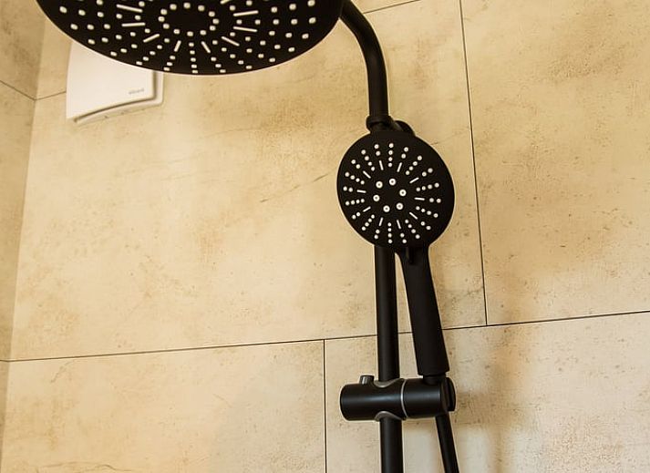 Beleuchteter Abend auf der Terrasse des Ferienhauses in Eynatten, mit Blick auf die ruhigen Ardennen, Luettich, Belgien.